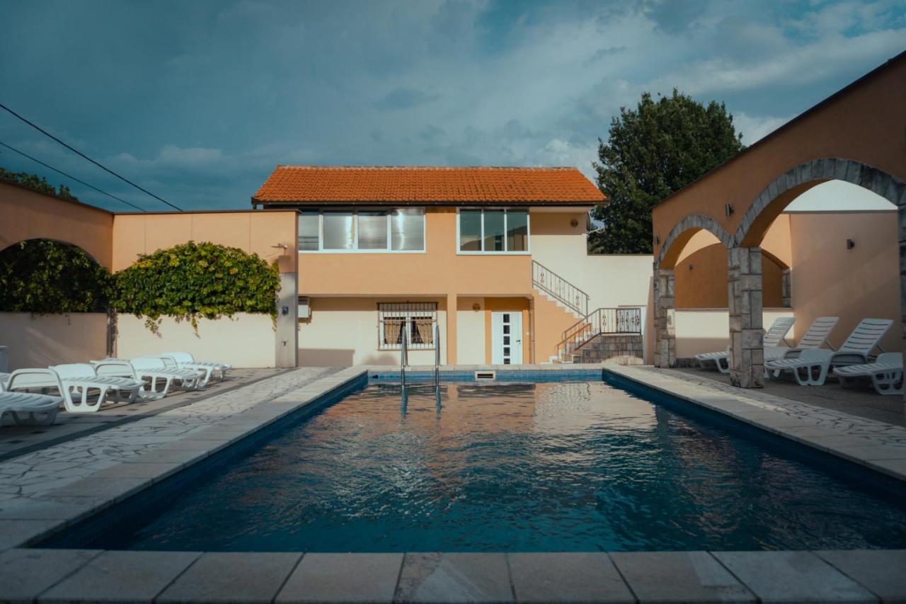 Holiday Home Rozic - Villa With Private Seasonal Heated Pool モスタル エクステリア 写真
