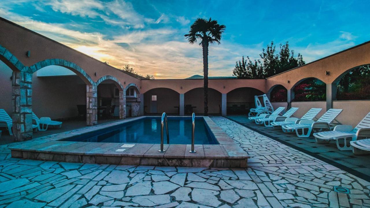 Holiday Home Rozic - Villa With Private Seasonal Heated Pool モスタル エクステリア 写真